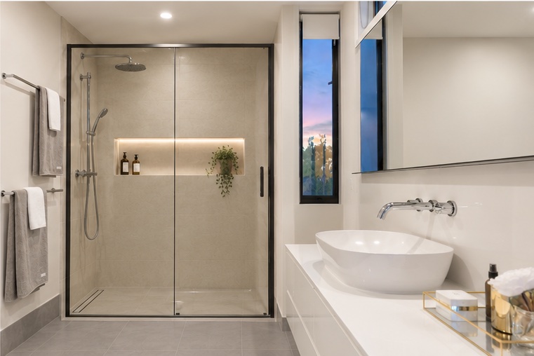 Después: el mismo baño con ducha a ras de suelo y mampara fija