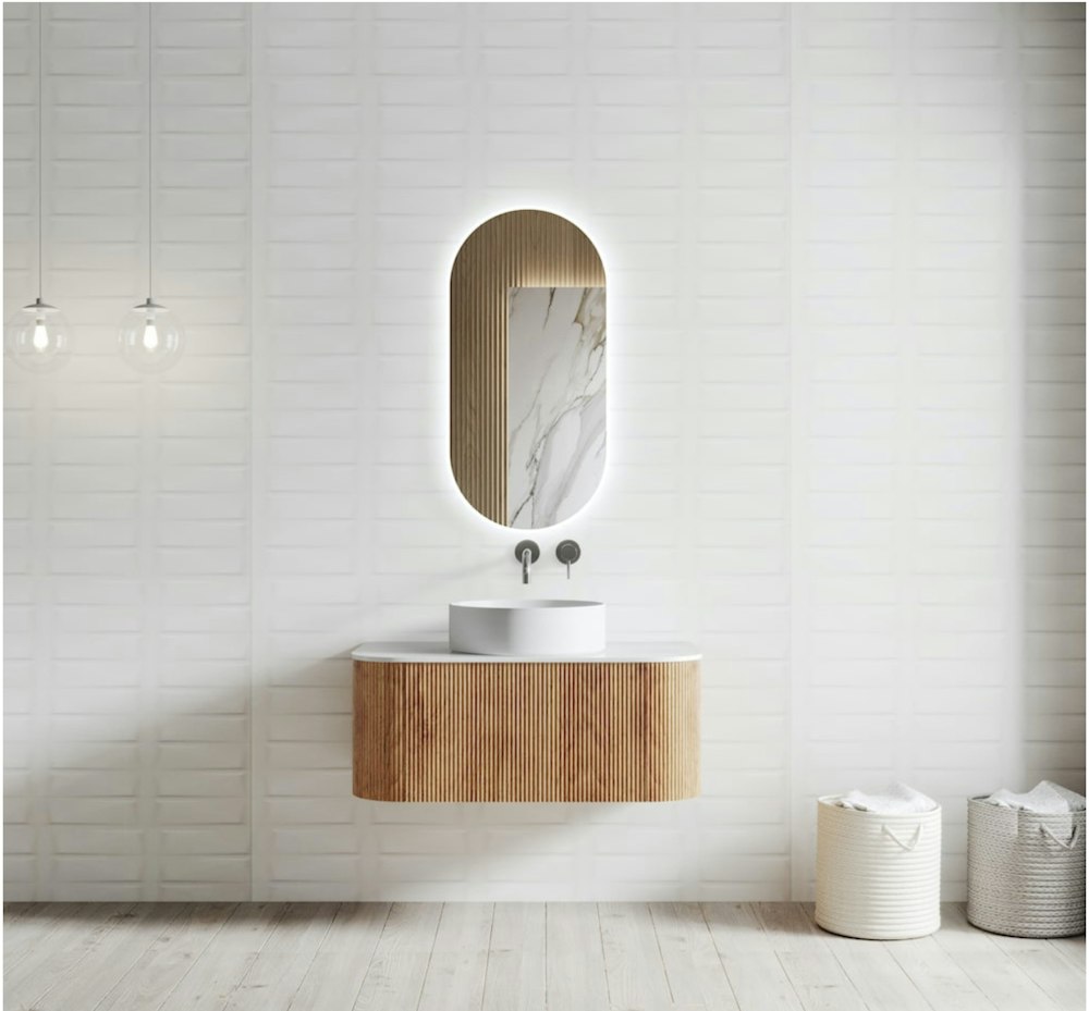 Mueble de madera suspendido con lavabo de sobre encimera y espejo con luz